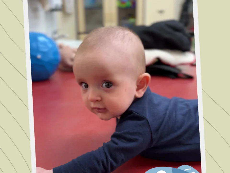 "pływanie" niemowląt podczas leżenia na brzuchu