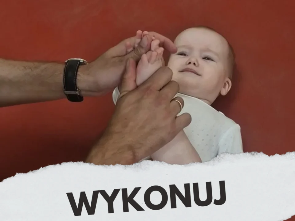 branie stóp do buzi u niemowląt