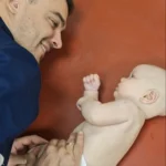 leżenie na boku niemowląt