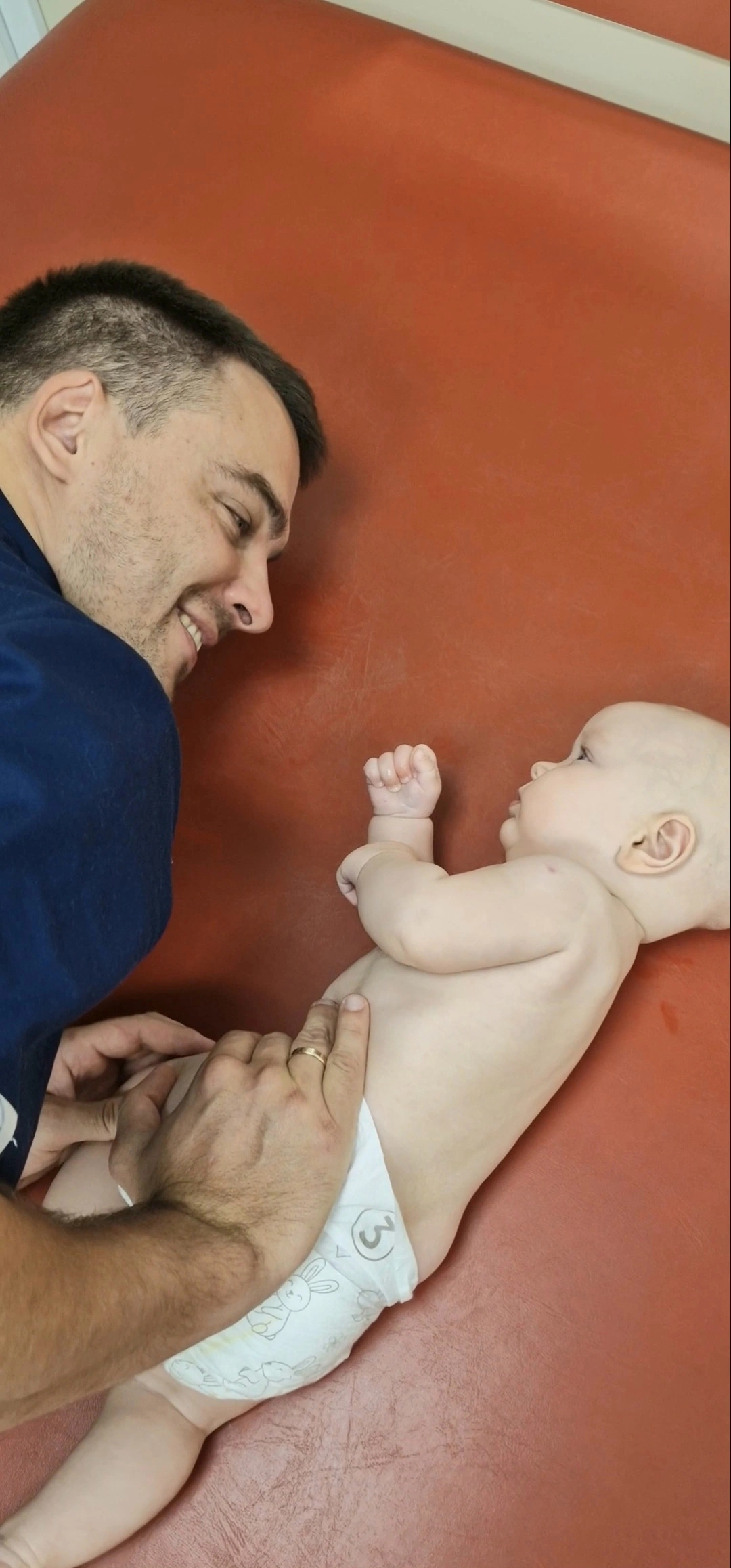 leżenie na boku niemowląt