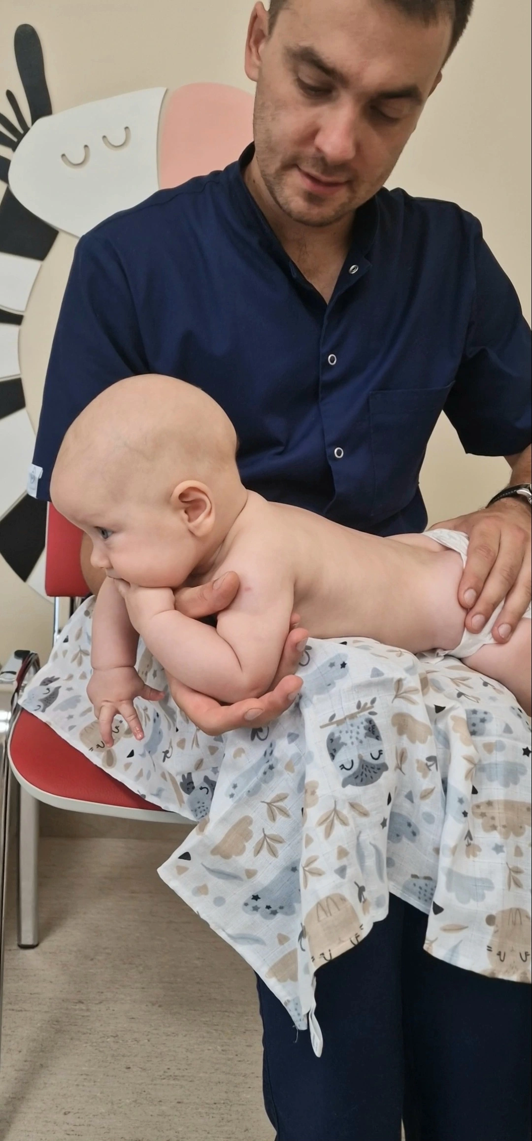 leżenie na brzuchu niemowląt